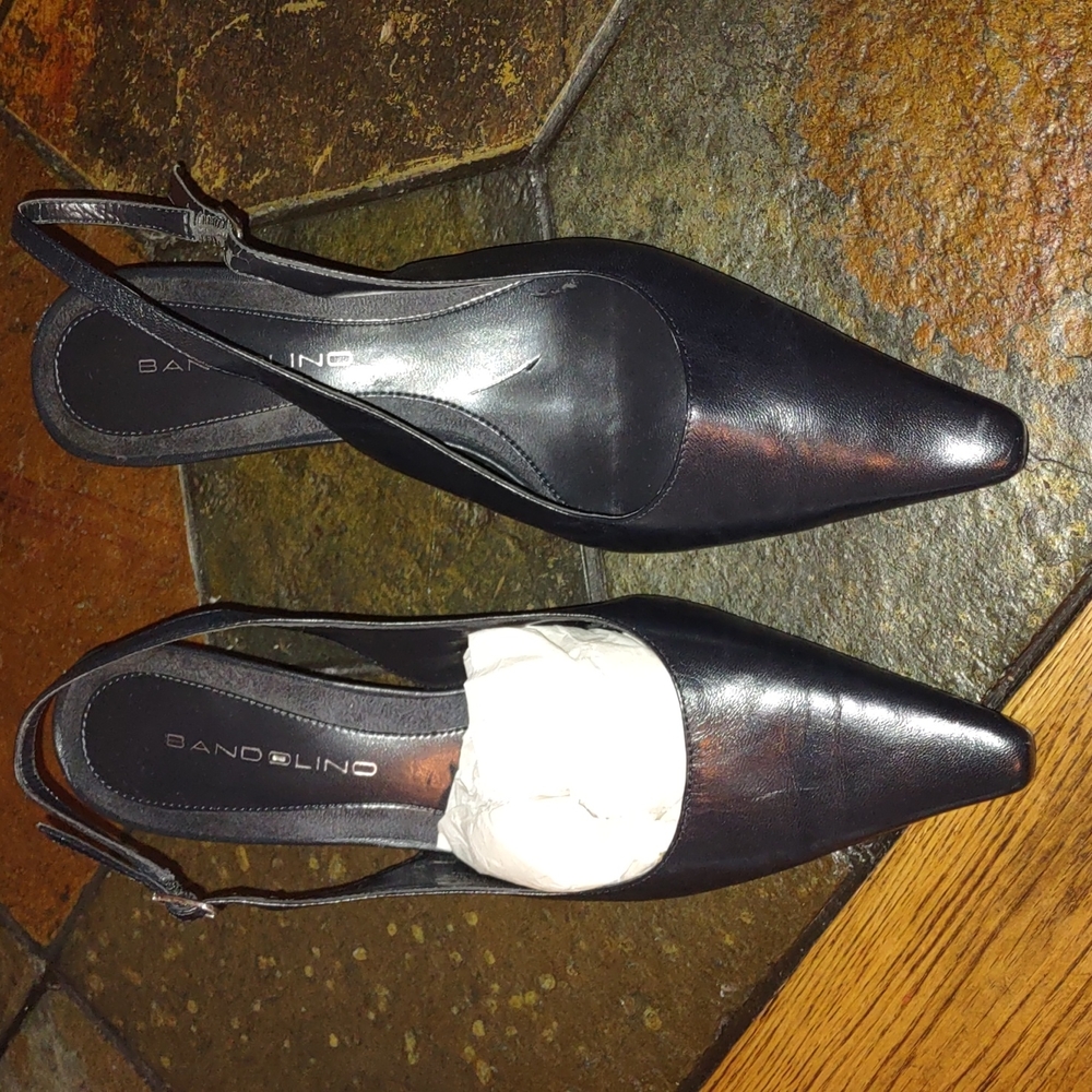 Small heel... Black color.. leather